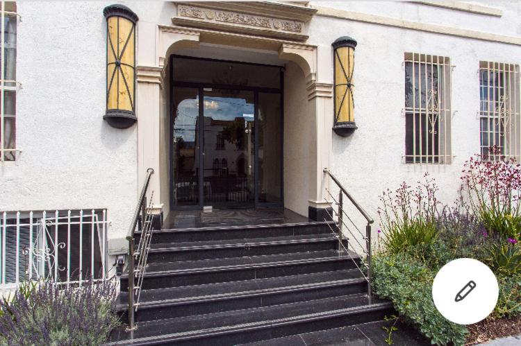 Apartment Beautiful In The Heart Of Koreatown!